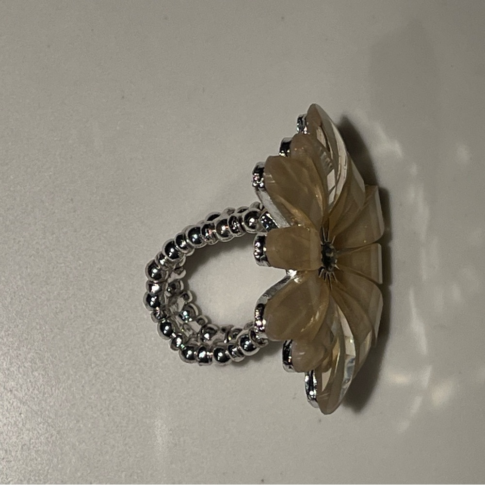 NWOT pale yellow round flower shaped ring with center stone on elastic band. - Picture 6 of 9
